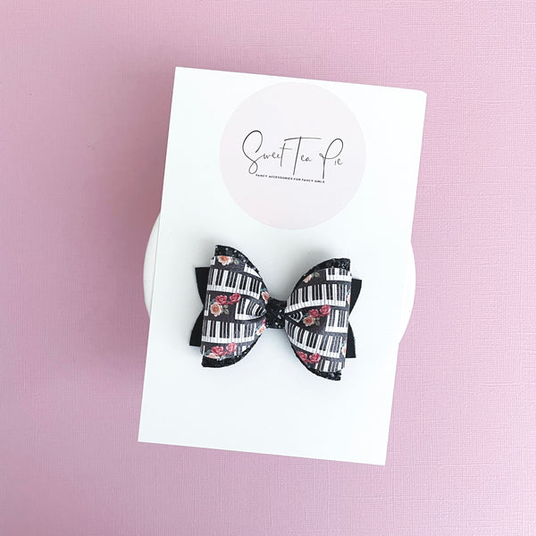 A Pianist Pinched Loop Hair Bow